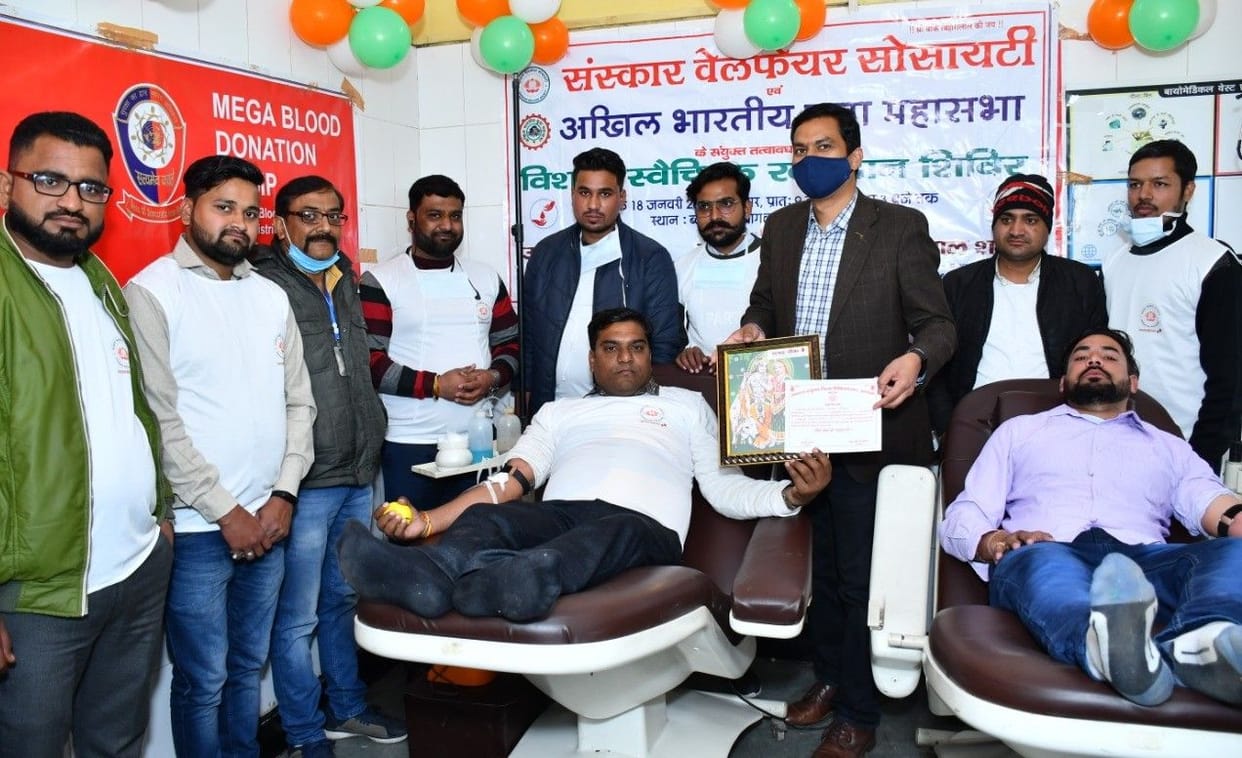 Hathras: 65 Mahadanis donated blood in the camp