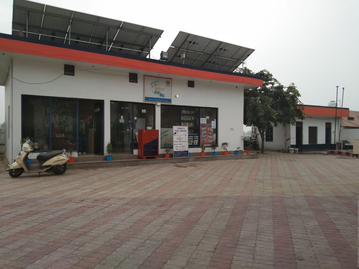 Petrol pump worker shot and looted 50 thousand rupees