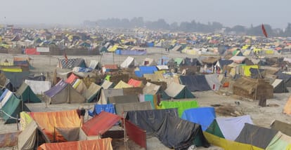 पांचाल घाट पर लगने वाले रामगरिया मेले में लगी कल्पवासियों की राउटी।