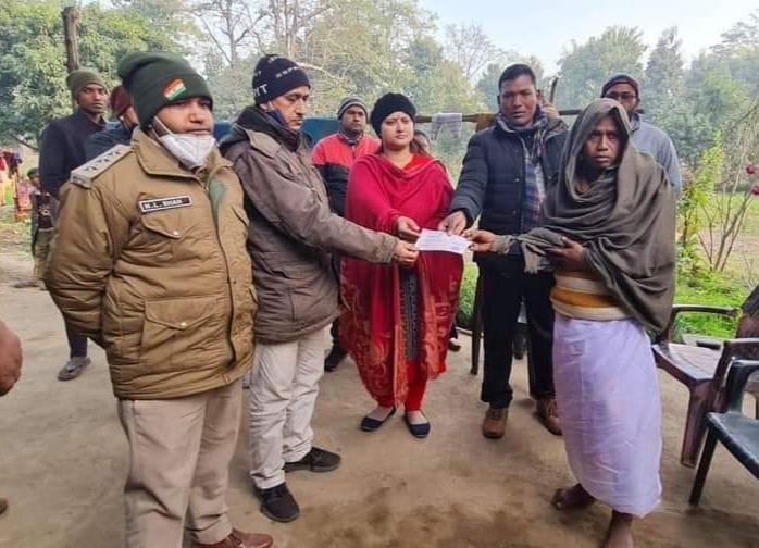 Check of one lakh handed over to the family of the deceased person in elephant attack