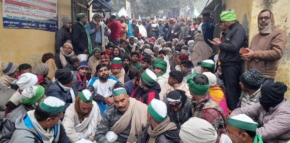 Chowki Incharge accused of indecency with farmer leader, lock out post