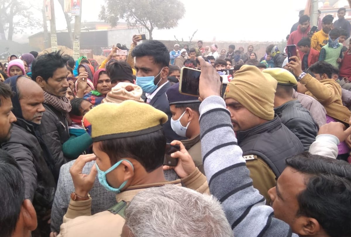 Villagers protest Against Police in Maharajganj