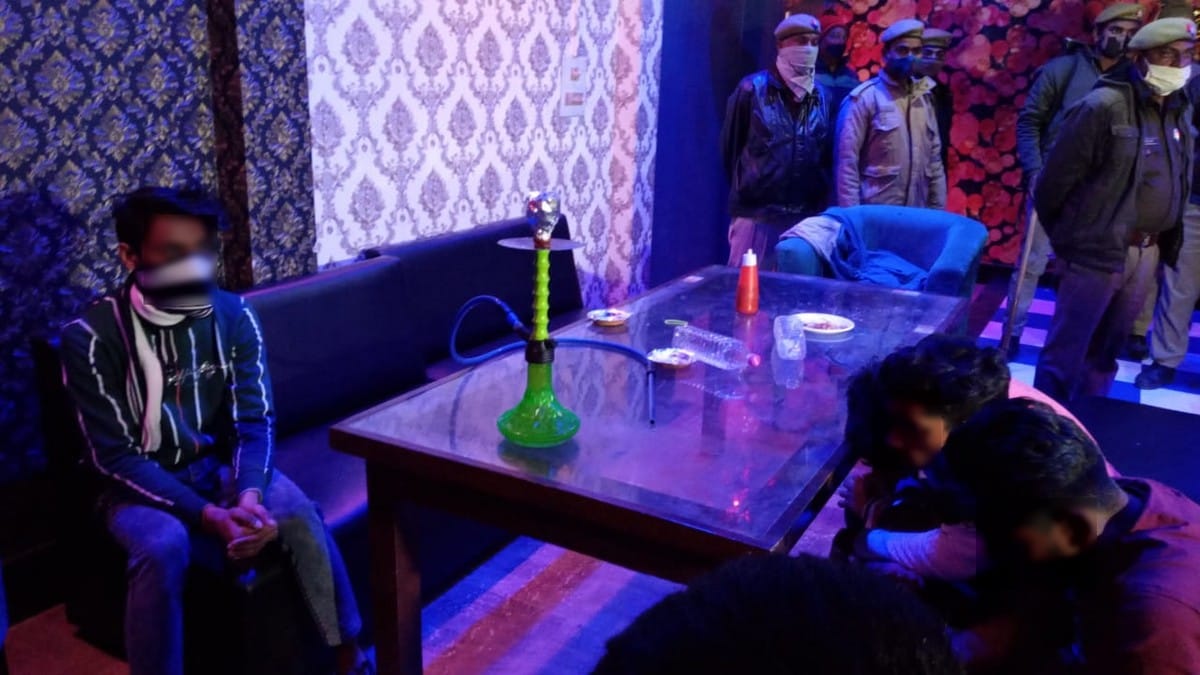Girld and boys arrested from hookah bar while police raided in restaurant azamgarh up