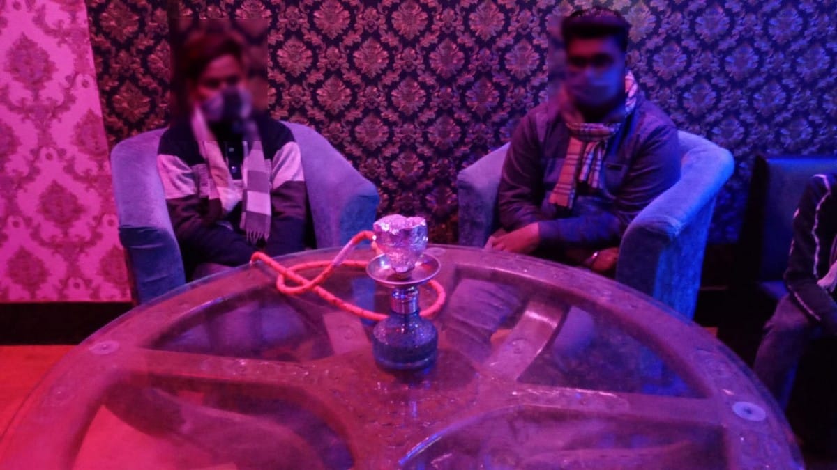 Girld and boys arrested from hookah bar while police raided in restaurant azamgarh up