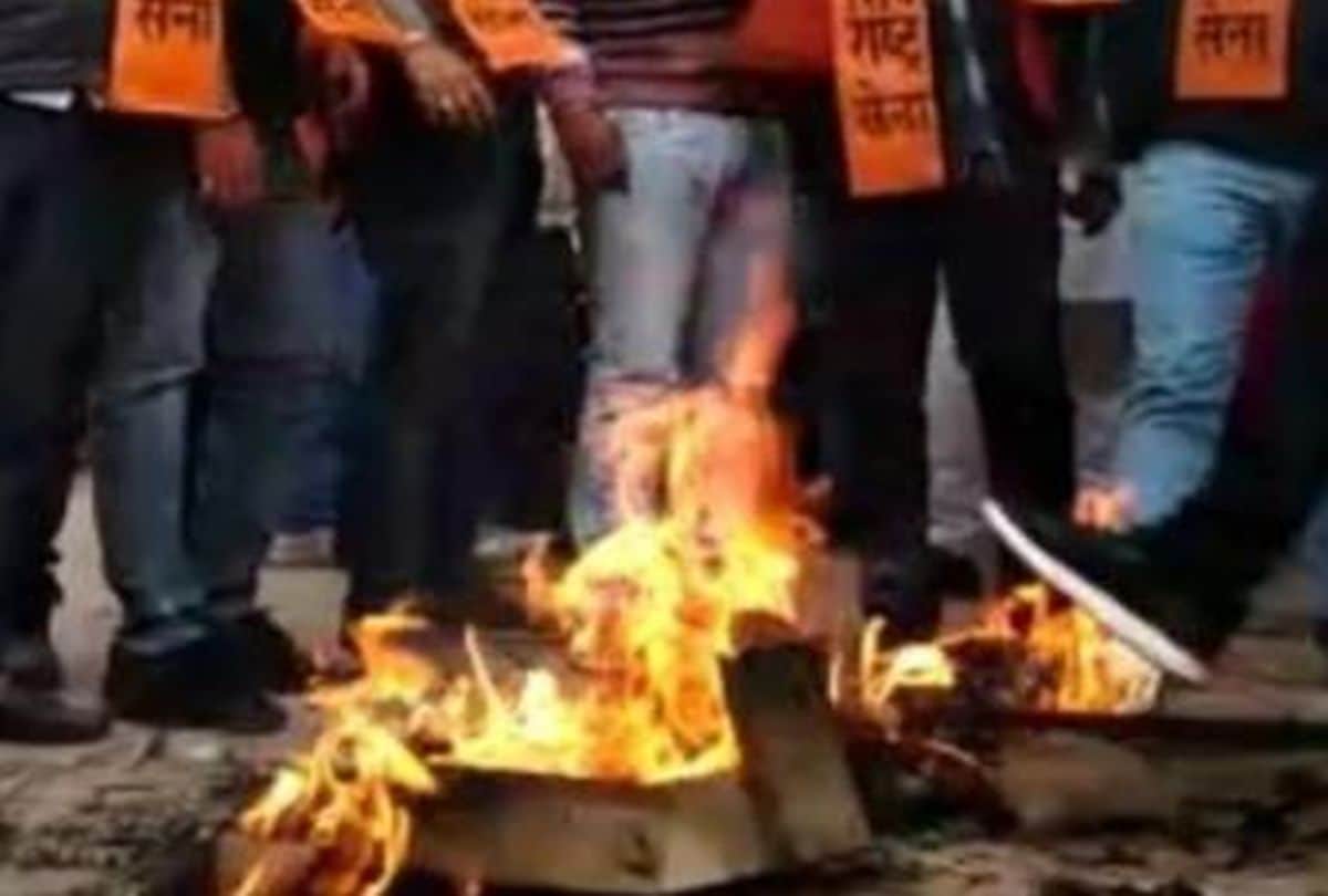 vhp workers protest against saif ali khan starr web series tandav in agra
