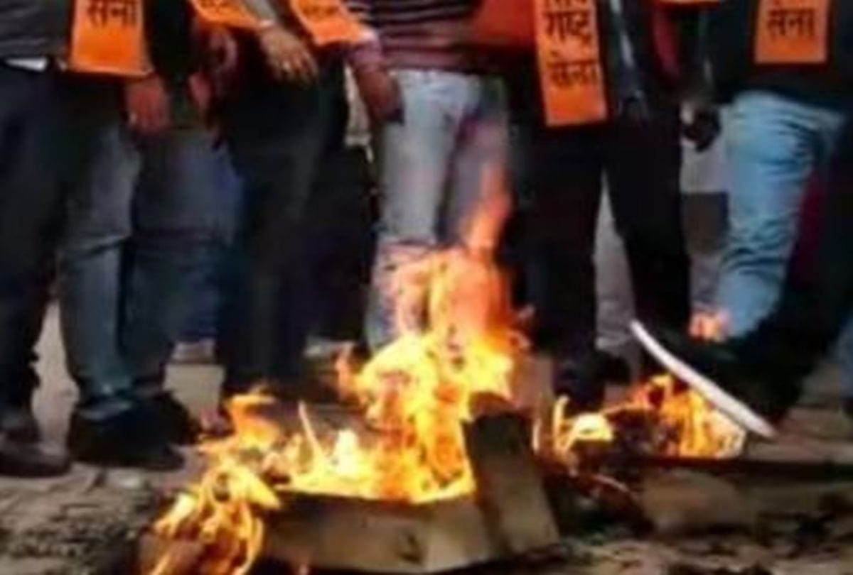 vhp workers protest against saif ali khan starr web series tandav in agra