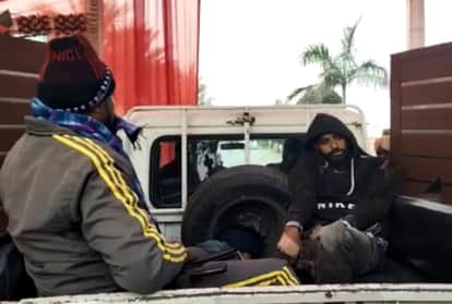 तरनतारन में घायल लुटेरे को ले जाते पुलिसकर्मी।