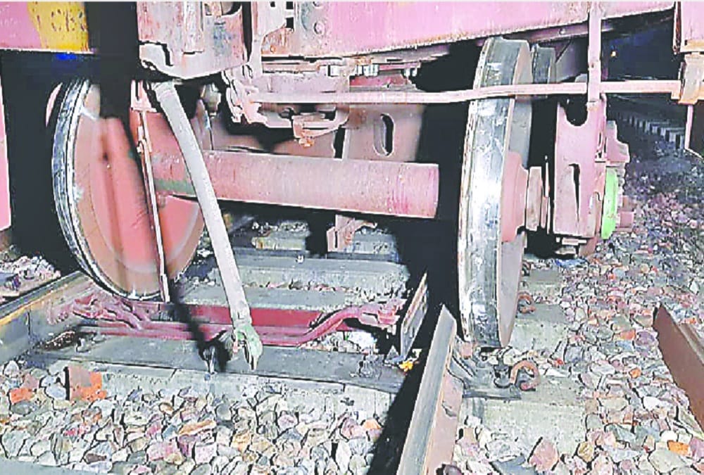 Roorkee News: Carriage Train Two coaches derailed in Laksar bypass