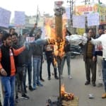 वेब सीरीज तांडव का पोस्टर जलाकर विरोध प्रदर्शन करते लोग