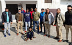 डकैती के मामले में वांचित आरोपी के साथ क्राइम ब्रांच की टीम