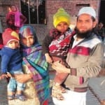 कुपोषण से बाहर आए बच्चों के साथ परिजन