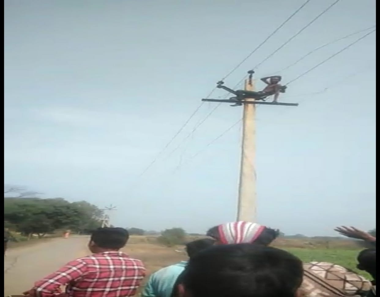 Annoyed by his wife's departure, the husband climbed the electric pole