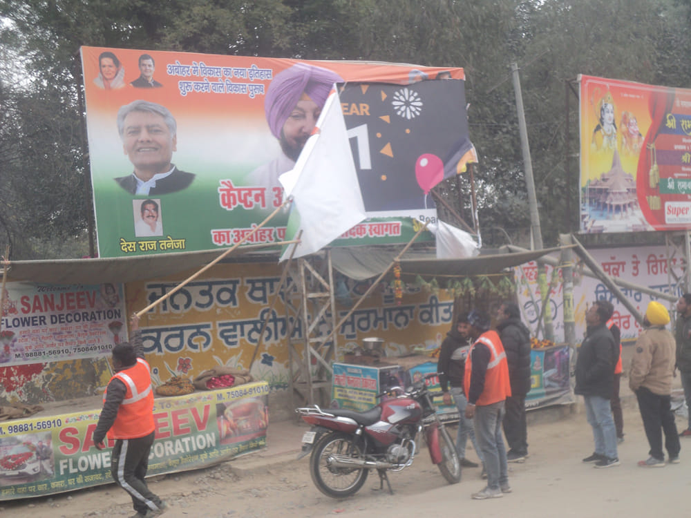 Hoardings of political parties started landing in Abohar