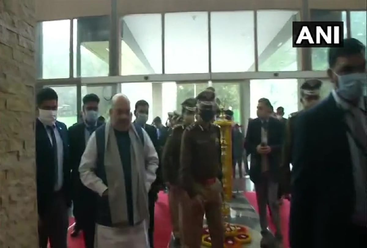 HM Amit Shah at Delhi Police Headquarters to meet plasma donors and launch an app