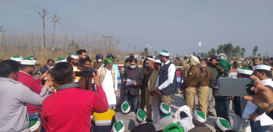 Angry farmers staged protest to stop going to Dehradun