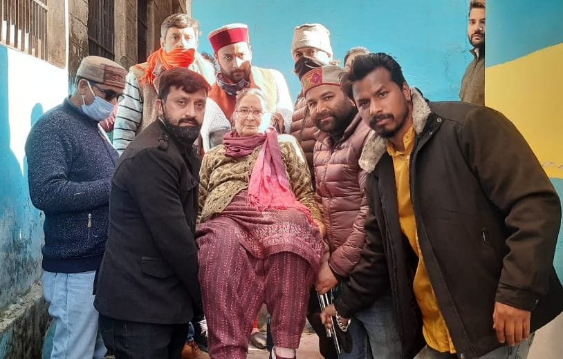 panchyat election chamba elder voter come with family  for voting