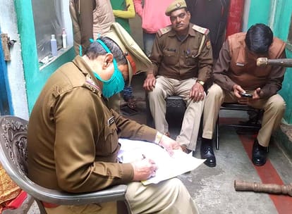 रामबिहारी के घर में पूछताछ की लिखा पढ़ी करती पुलिस।