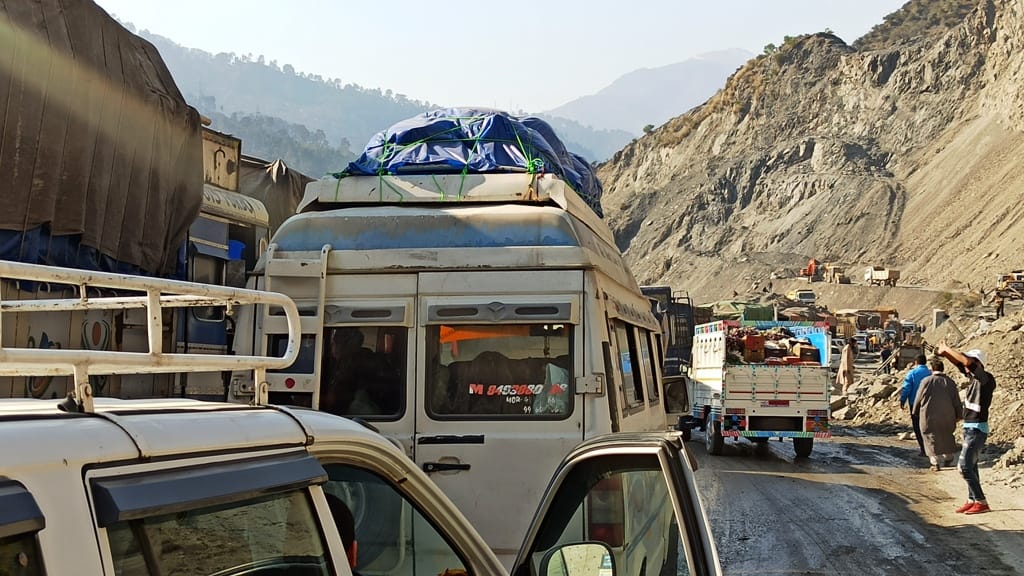 jammu shrinagar national highway jammed for three hours