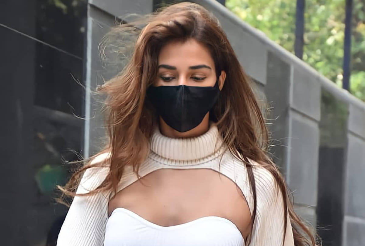 disha patani in turtle neck arm warmer sweater trollers gets troll and making memes of this weird sweater
