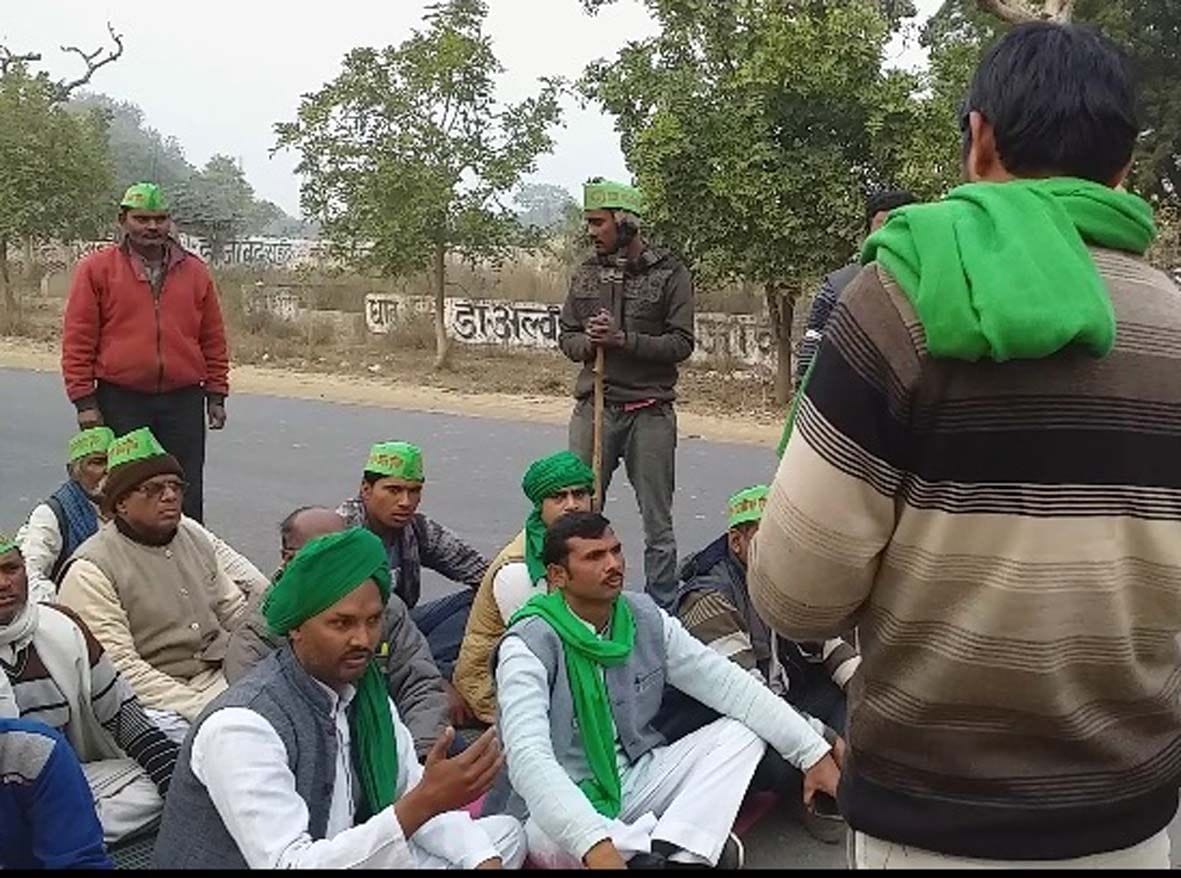 Farmers sat on the road when stopped Paidal Yatra