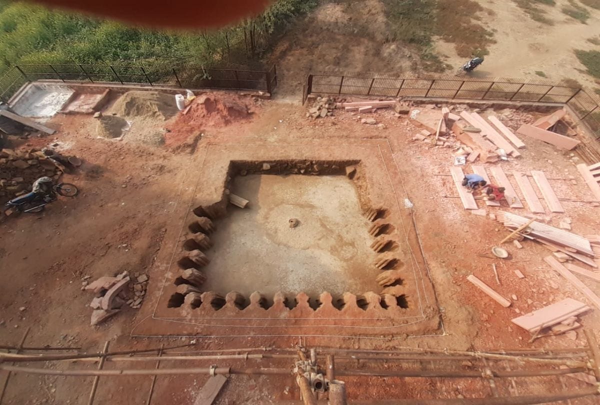 ancient fountain and tank found in todarmal baradari in fatehpur sikri