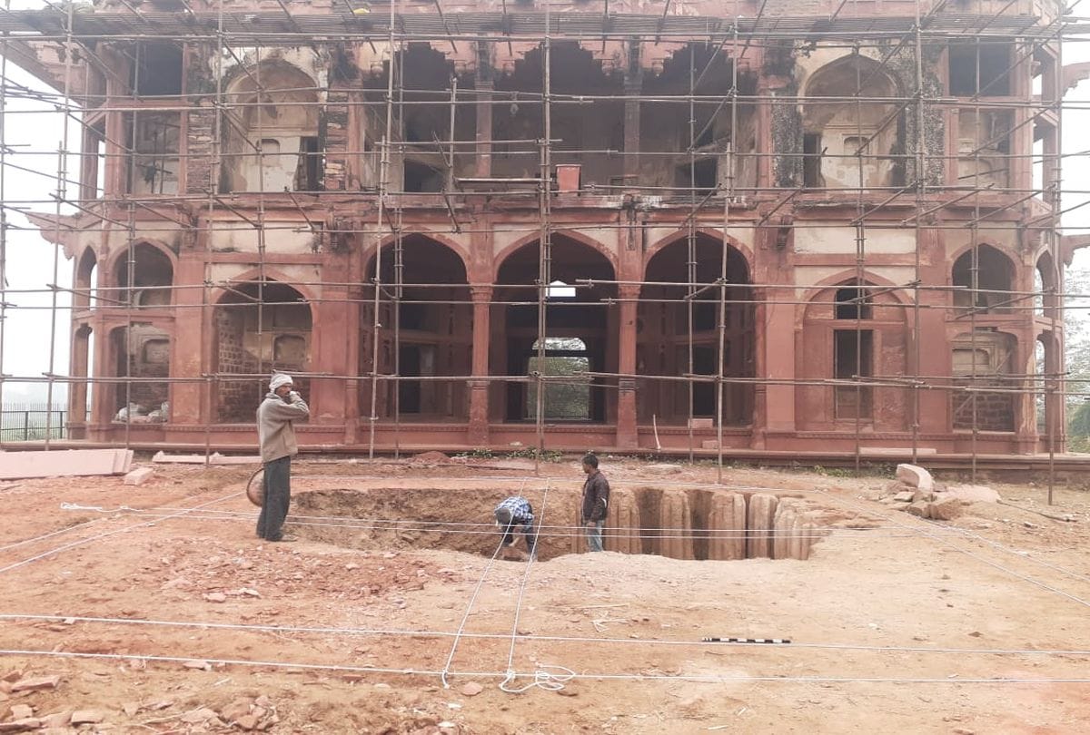 Ancient pots found in excavation at Todarmal Baradari In Fatehpur Sikri