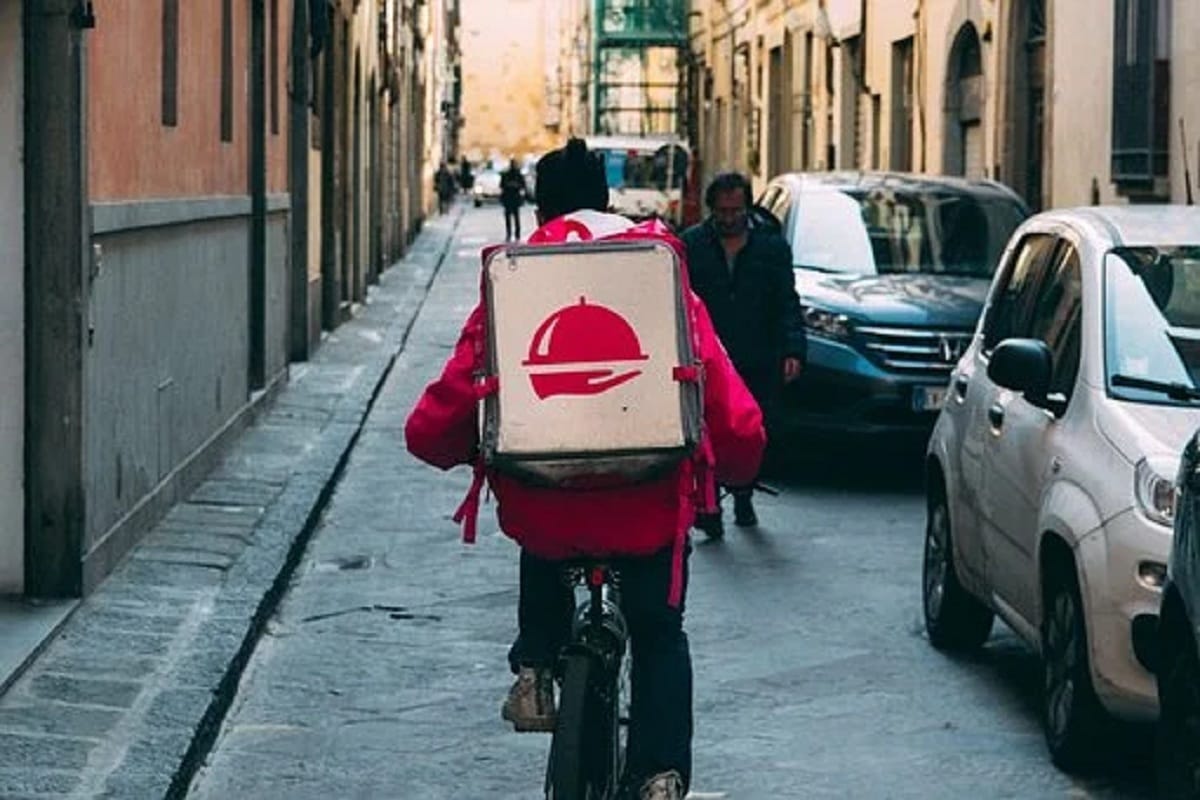Uber Eats After delivering food driver urinates on customers car