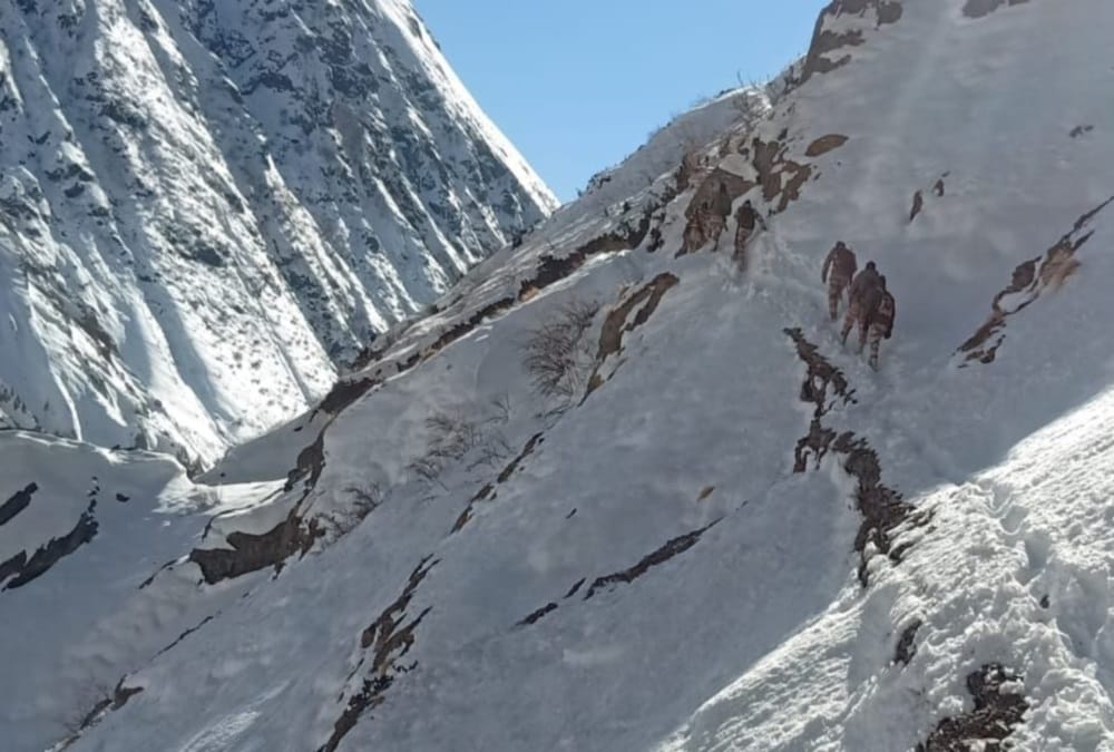 Uttarakhand Weather Latest News : Indian army Soldiers Doing Duty in Minus 12 Degree Temperature on China Border
