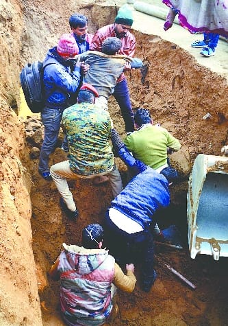 Carving in the midst of dangers .. then suddenly sunken soil, buried workers in the pit