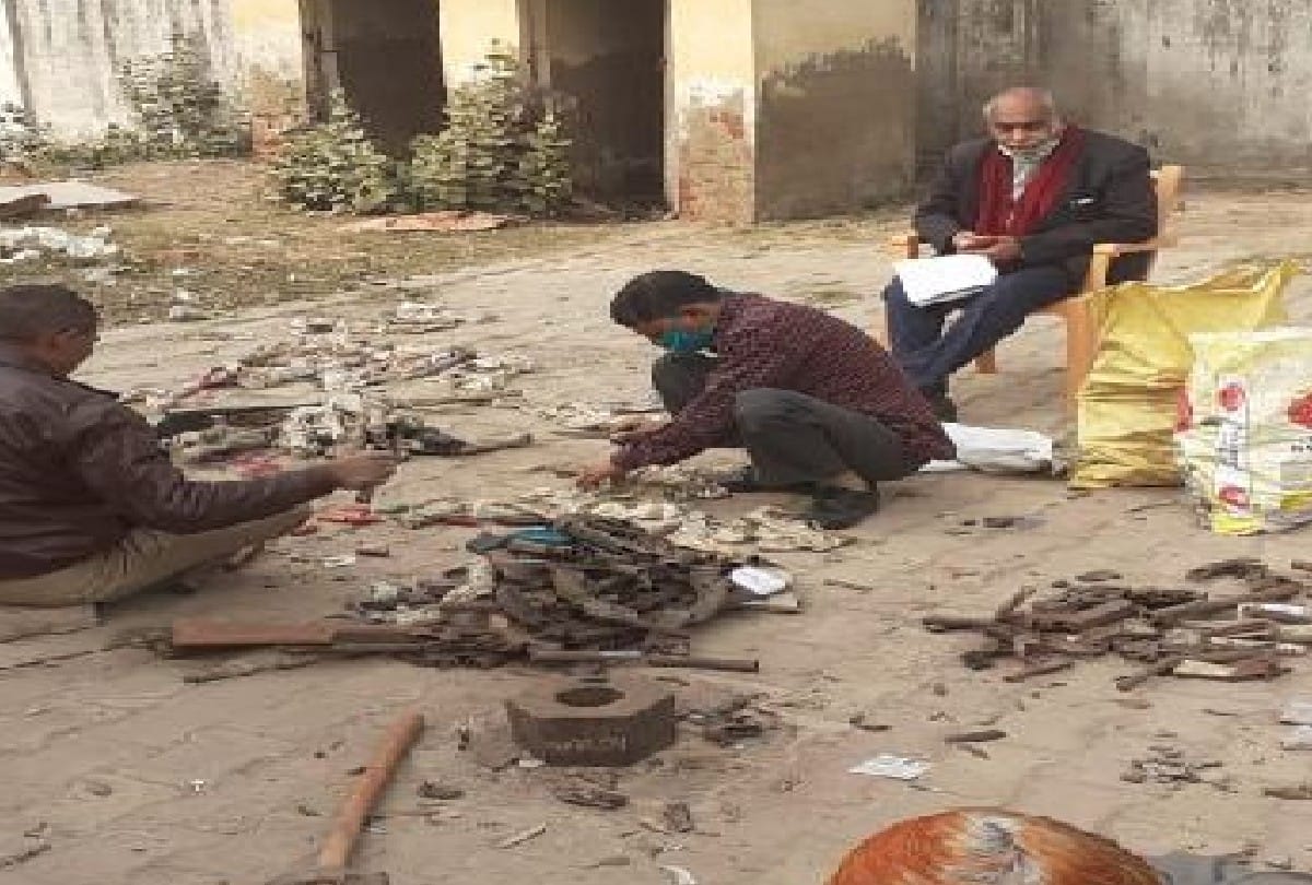 Police destroyed illegal weapons in agra