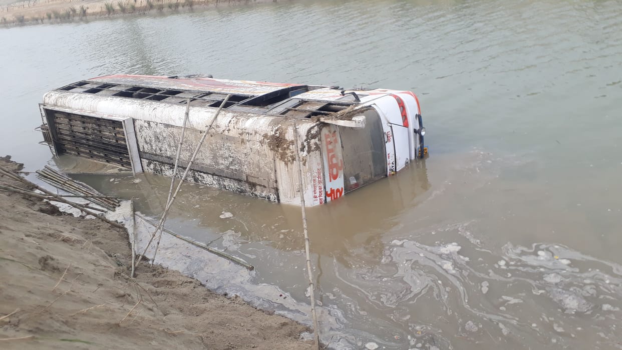 nahar me giri bus, mahila ki maut