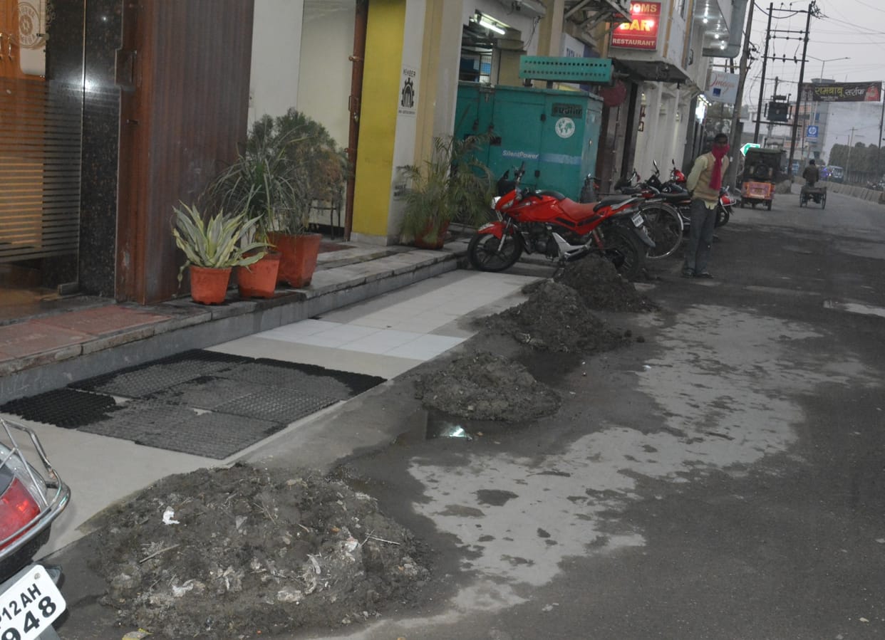 Silt of the drain thrown outside the shops