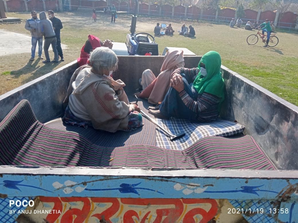due to bad road voters arrived on tractor  in nadaun