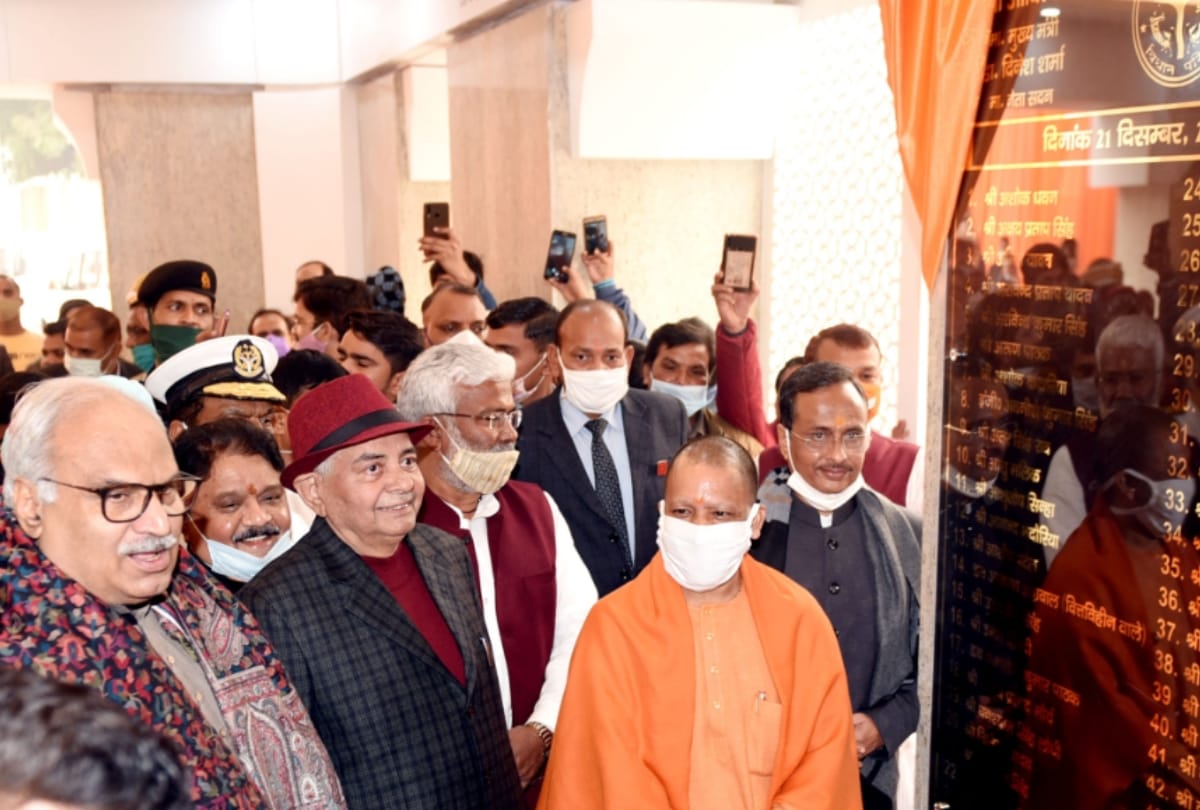 Chief Minister inaugurates Chitra Vithika in Legislative Council, Veer Savarkar has also been painted