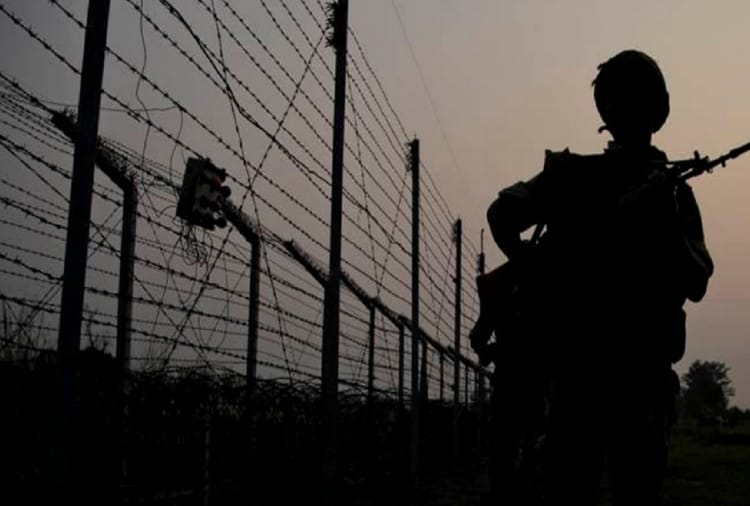 BSF caught heroin and weapons from indo-Pak border in Punjab