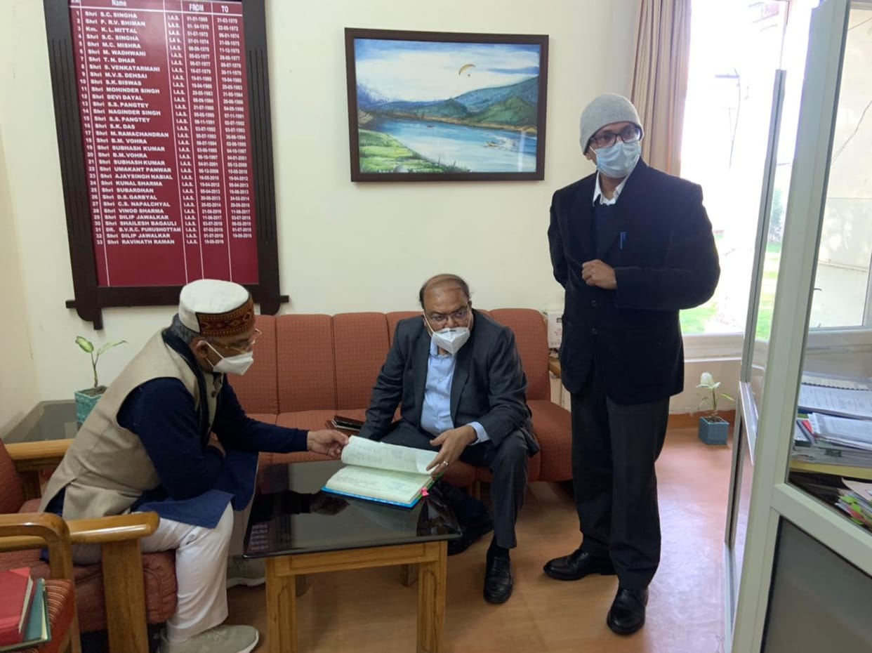 uttarakhand news : Surprising inspection of Chief Minister at Garhwal Commissioner Camp Office, instructions to stop salary of some employees