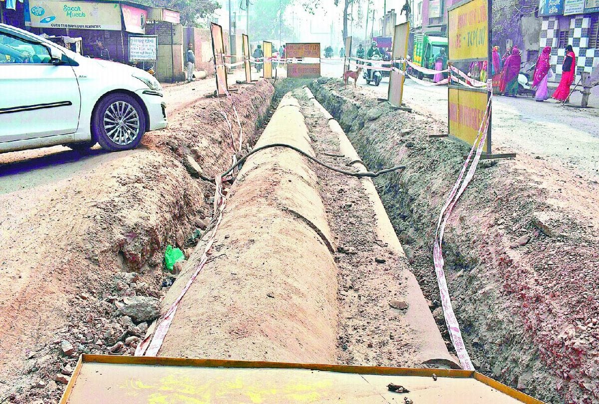 Smart city workers irregularities in laying water pipeline in agra