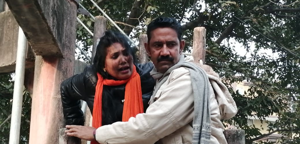 woman started threatening suicide from climb at water tank in azamgarh