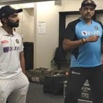 जीत के बाद ड्रेसिंग रूम में कोच शास्त्री