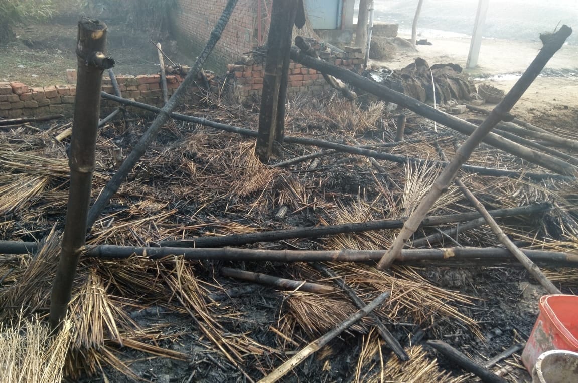 Four huts burned to ashes due to unknown reasons