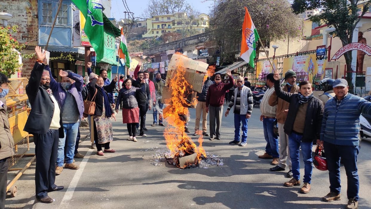Congress workers burnt effigy of BJP governments due to inflation