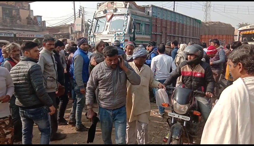 A young man dies after being hit by a truck in Titavi