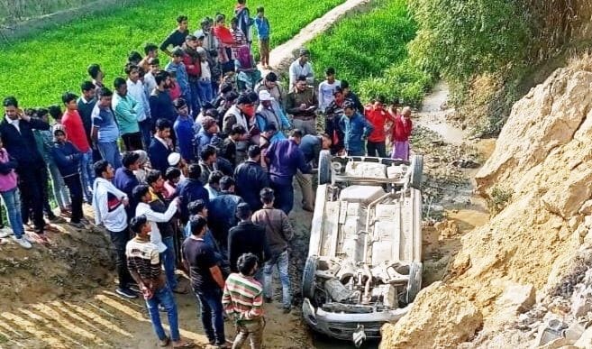 Rajpur-Chhajpur village has fallen car in ditch