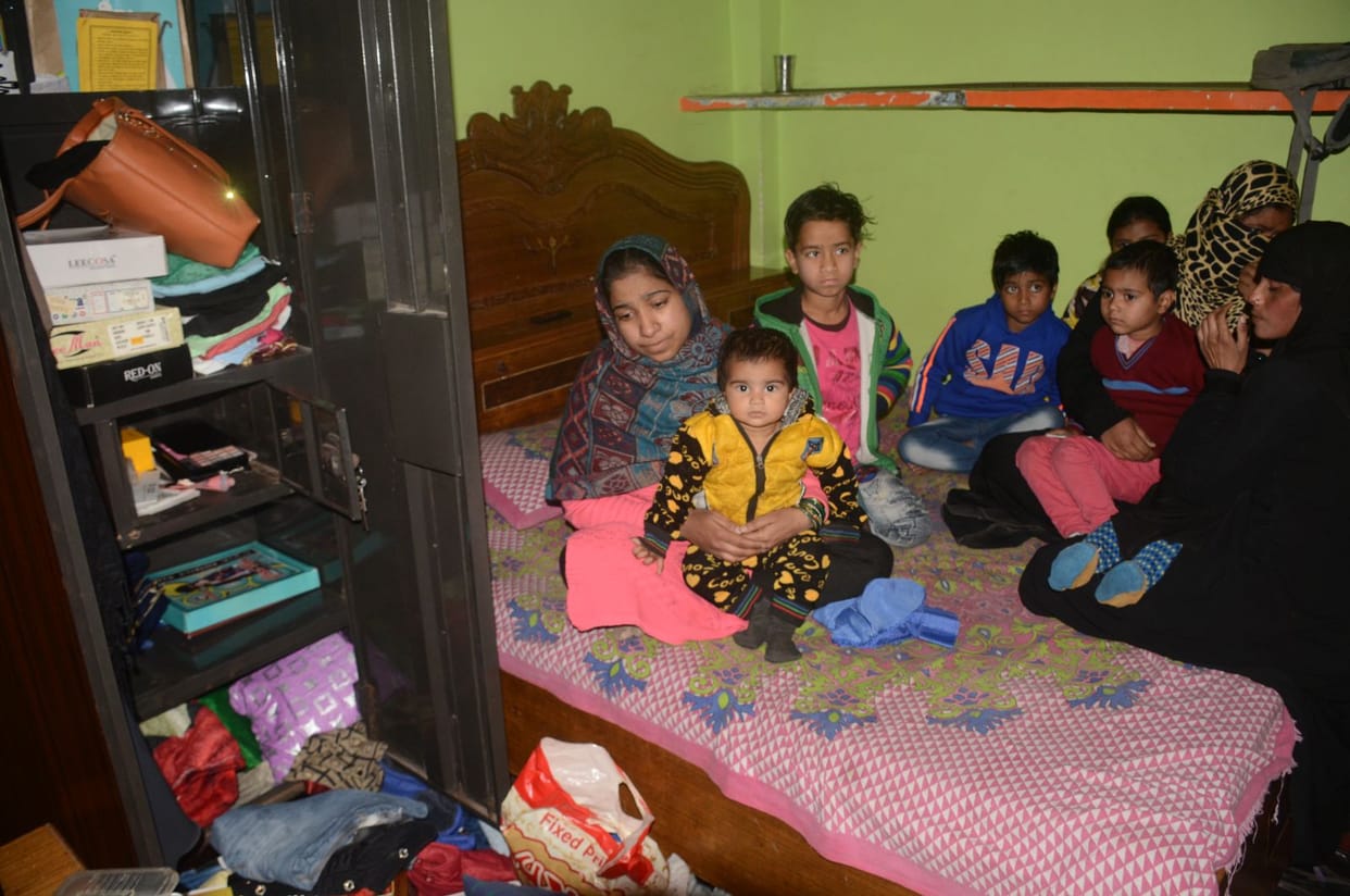 Armed rogues raided the house of brass in broad daylight, absconded with cash and jewelry worth 1.55 lakh