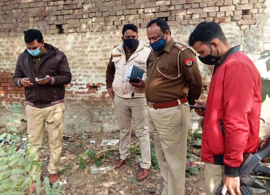 Dead body of lady found in kasganj block office