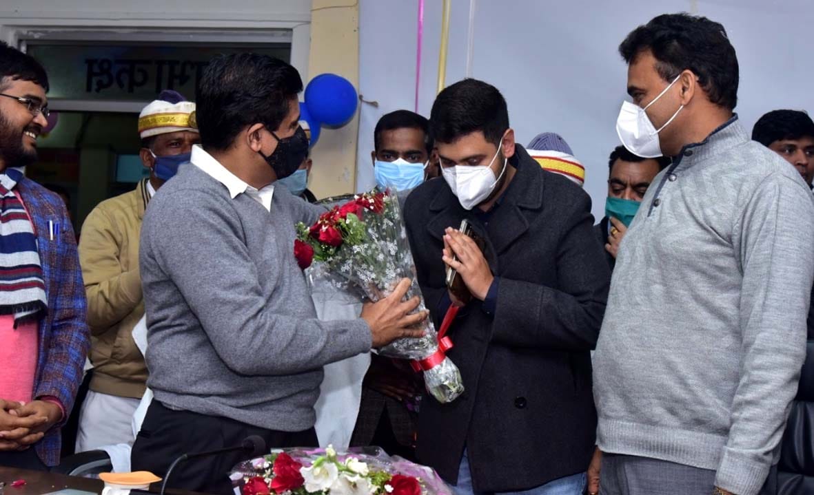 officers gave farewell to commissioner