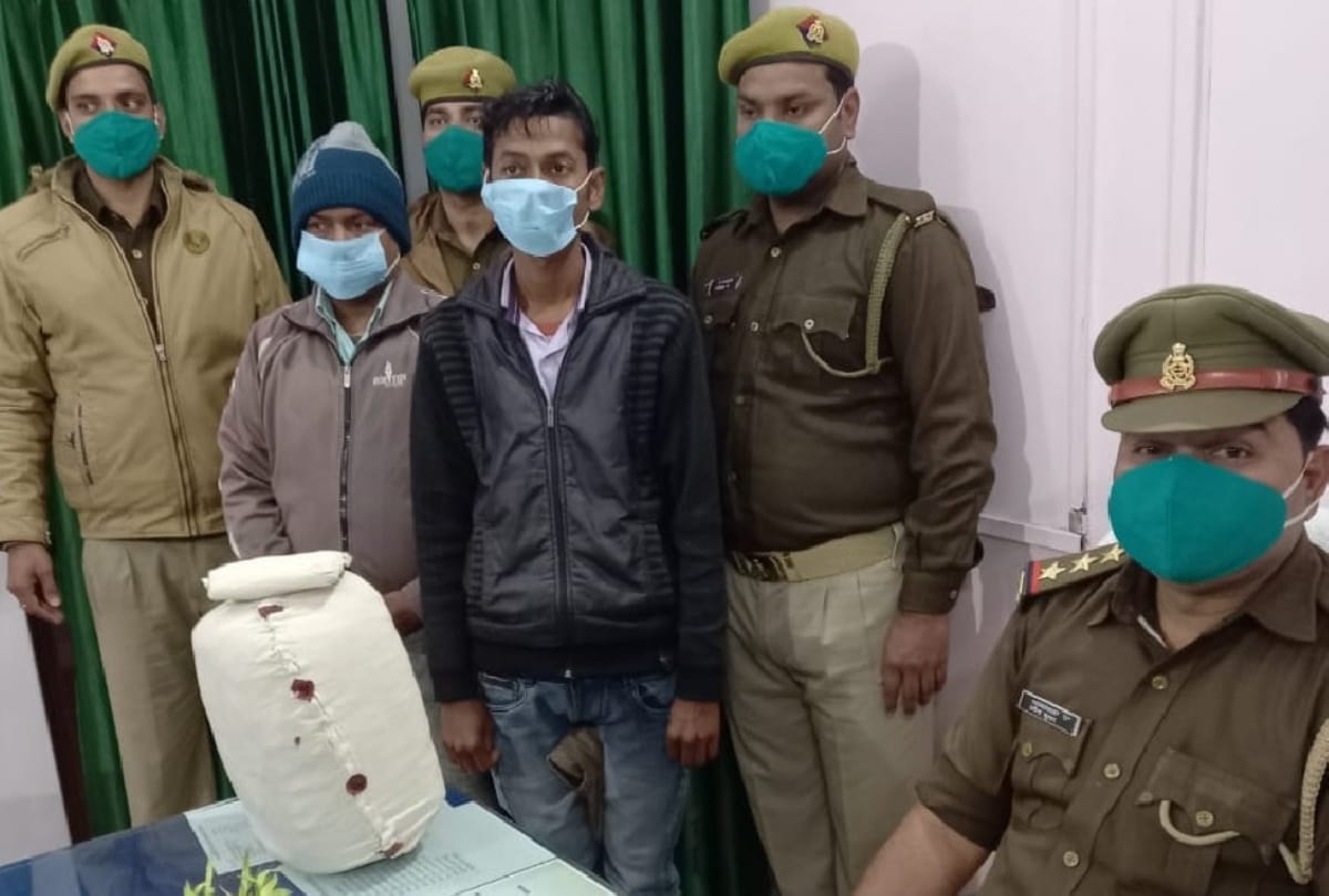 GRP arrested two charas and ganja smugglers in Udaipur City Pooja Special train at gorakhpur