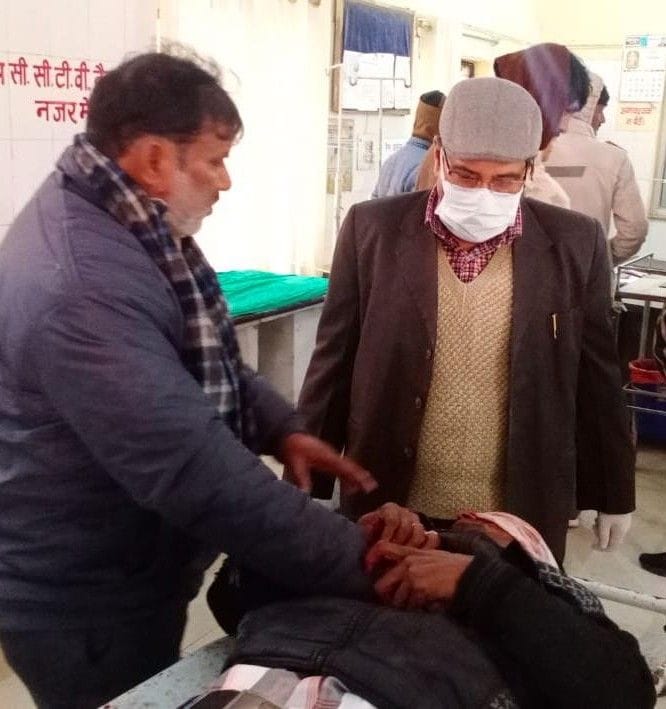 Hathras: E-rickshaw overturns, five people injured