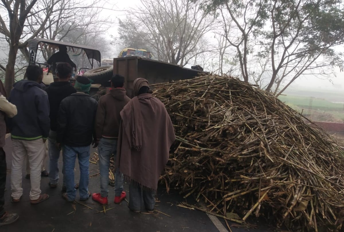 Sugarcane-laden trolley overturned on road in Kushinagar