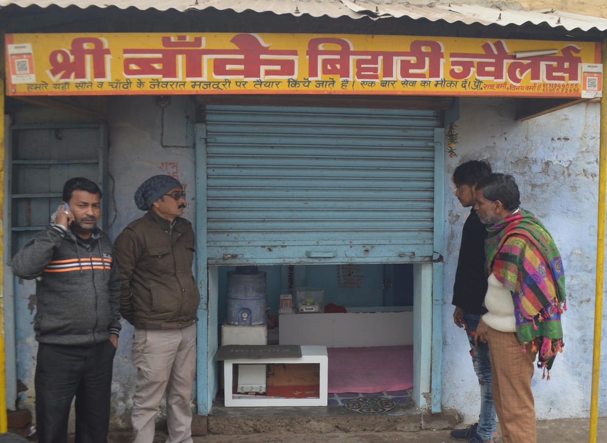 Hathras: Lakhs stolen by cutting shutter of jewelers shop